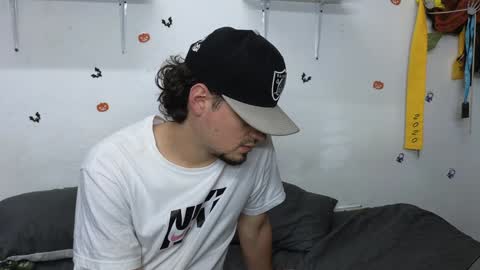 Snapshot of julian_whitee654 chatting on December 10, 6:28 pm julian_whitee654 online show from December 10, 6:28 pm