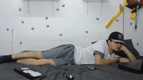 Snapshot of julian_whitee654 chatting on December 14, 4:20 pm julian_whitee654 online show from December 14, 4:20 pm