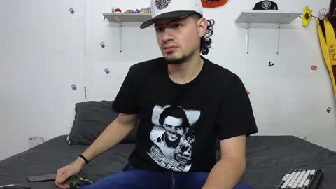 Snapshot of julian_whitee654 chatting on January 3, 3:22 pm julian_whitee654 online show from January 3, 3:22 pm