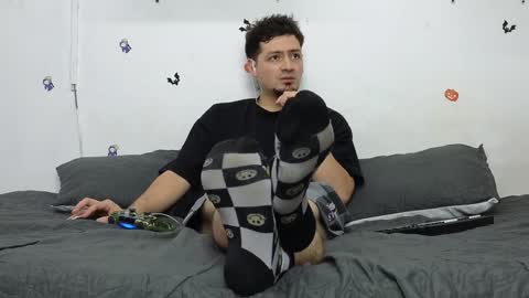 Snapshot of julian_whitee654 chatting on January 7, 1:03 pm julian_whitee654 online show from January 7, 1:03 pm