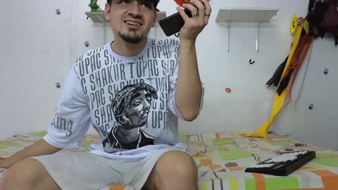 Snapshot of julian_whitee654 chatting on January 10, 2:34 pm julian_whitee654 online show from January 10, 2:34 pm