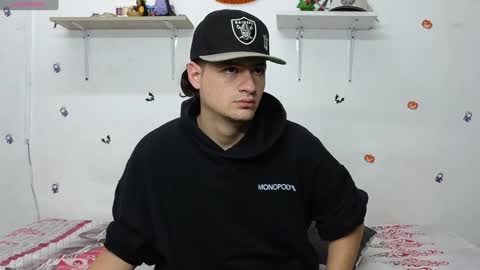 Snapshot of julian_whitee654 chatting on February 7, 11:45 am julian_whitee654 online show from February 7, 11:45 am