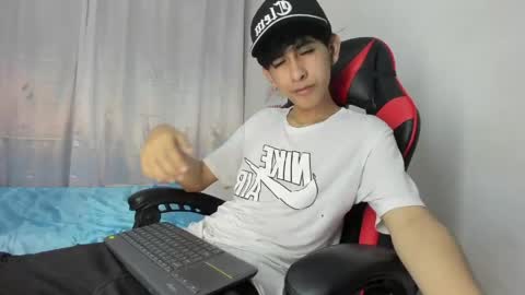 Snapshot of julian_xp chatting on May 4, 7:21 pm Julian online show from May 4, 7:21 pm