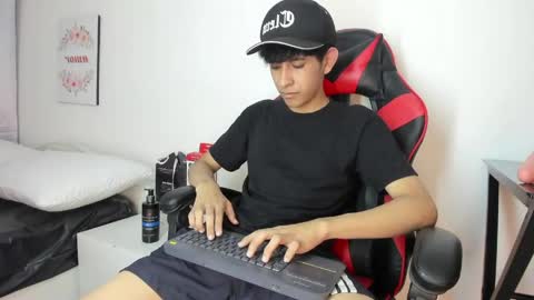 Snapshot of julian_xp chatting on May 11, 6:38 pm Julian online show from May 11, 6:38 pm