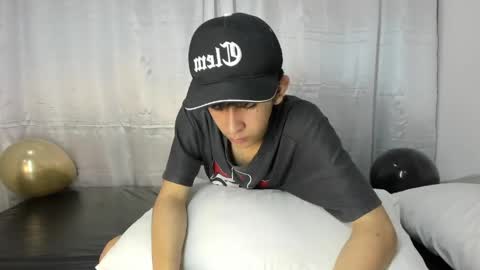 Snapshot of julian_xp chatting on May 16, 6:50 pm Julian online show from May 16, 6:50 pm