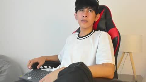 Snapshot of julian_xp chatting on May 20, 6:58 pm Julian online show from May 20, 6:58 pm
