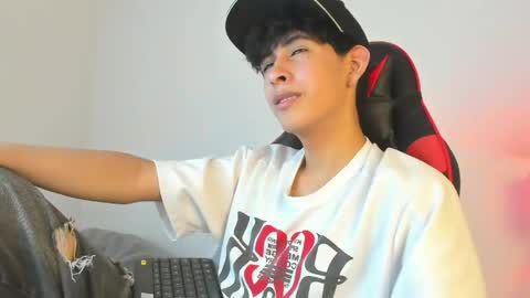 Snapshot of julian_xp chatting on May 21, 7:43 pm Julian online show from May 21, 7:43 pm