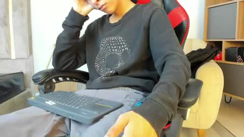 Snapshot of julian_xp chatting on May 27, 7:11 pm Julian online show from May 27, 7:11 pm