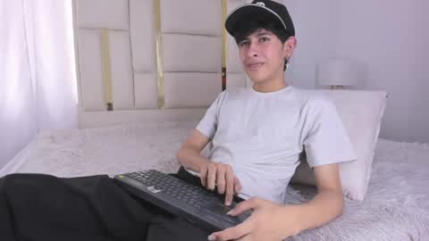 Snapshot of julian_xp chatting on July 18, 7:39 pm Julian online show from July 18, 7:39 pm