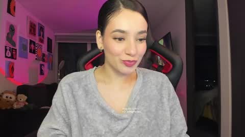 Snapshot of julidavila chatting on May 19, 12:38 am Jeimy Help me to reach 100 thumbs up online show from May 19, 12:38 am