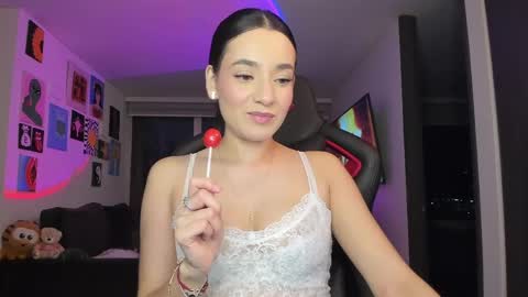 Snapshot of julidavila chatting on June 4, 12:05 am Jeimy Help me to reach 100 thumbs up online show from June 4, 12:05 am