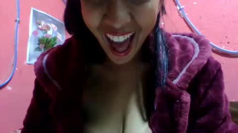Snapshot of julie0612 chatting on June 7, 6:33 pm julie0612 online show from June 7, 6:33 pm