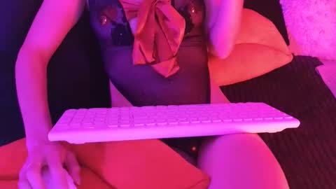 Snapshot of julie13tuyo chatting on December 4, 10:51 pm Julie-Game online show from December 4, 10:51 pm