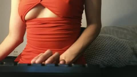 Snapshot of julie13tuyo chatting on June 18, 8:24 pm Julie-Game online show from June 18, 8:24 pm