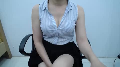 Snapshot of julie9x chatting on May 6, 7:57 am julie9x online show from May 6, 7:57 am