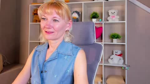 Julie Lucasss online show from April 7, 12:33 am