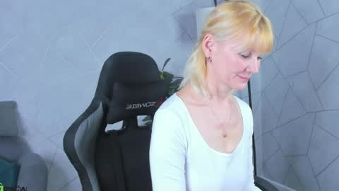 Julie Lucasss online show from April 23, 12:45 am