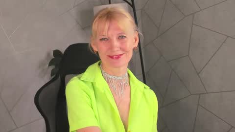 Julie Lucasss online show from May 6, 12:30 am