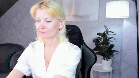 Julie Lucasss online show from June 4, 12:16 am