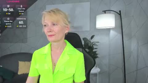 Julie Lucasss online show from June 11, 12:32 am