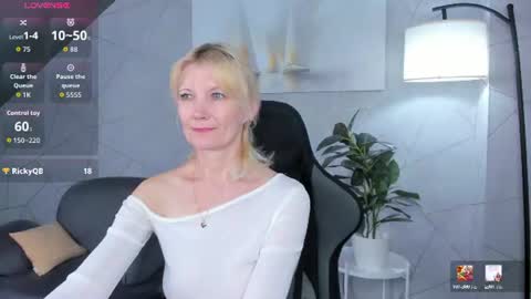 Julie Lucasss online show from June 26, 12:15 am