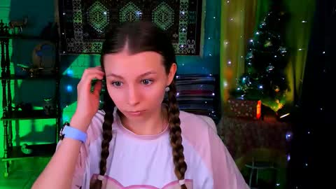 Snapshot of juliedaniel chatting on December 17, 8:53 am juliedaniel online show from December 17, 8:53 am