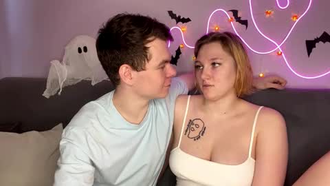 Snapshot of julielourens chatting on October 29, 8:05 am Julie and Thomas online show from October 29, 8:05 am