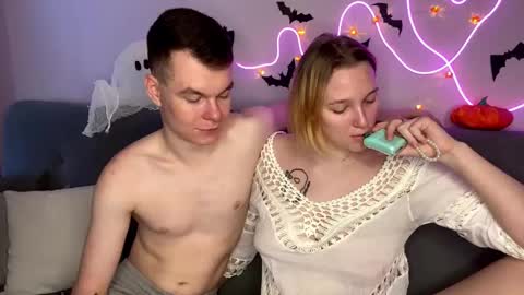 Snapshot of julielourens chatting on October 31, 8:04 am Julie and Thomas online show from October 31, 8:04 am