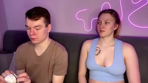 Snapshot of julielourens chatting on December 3, 7:49 am Julie and Thomas online show from December 3, 7:49 am