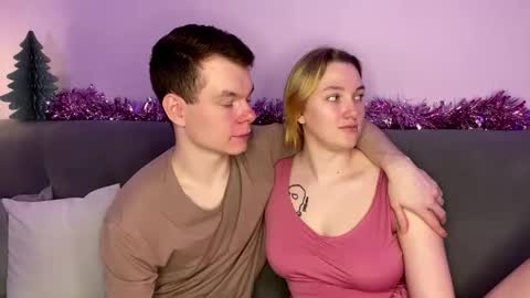 Snapshot of julielourens chatting on December 5, 8:12 am Julie and Thomas online show from December 5, 8:12 am