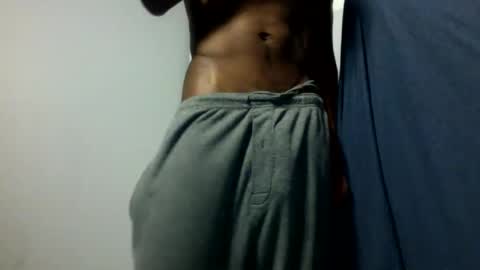 Snapshot of julienlongg chatting on February 6, 5:35 am Julien online show from February 6, 5:35 am