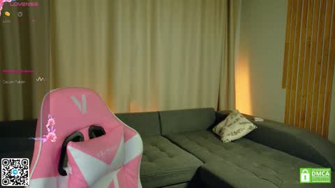 julieqt online show from November 12, 4:40 pm