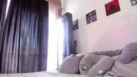 Snapshot of juliet_sourire chatting on February 7, 2:47 pm juliet_sourire online show from February 7, 2:47 pm