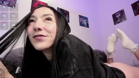 Snapshot of juliet_sourire chatting on March 11, 5:02 pm juliet_sourire online show from March 11, 5:02 pm