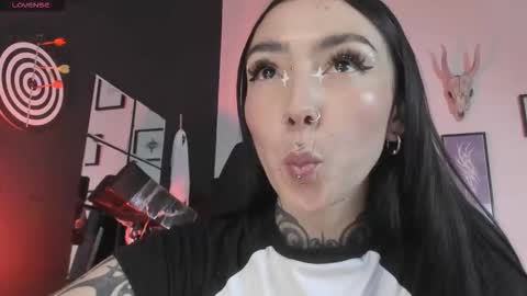 Snapshot of juliet_sourire chatting on November 10, 8:19 pm juliet_sourire online show from November 10, 8:19 pm