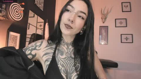 Snapshot of juliet_sourire chatting on May 15, 1:51 pm juliet_sourire online show from May 15, 1:51 pm