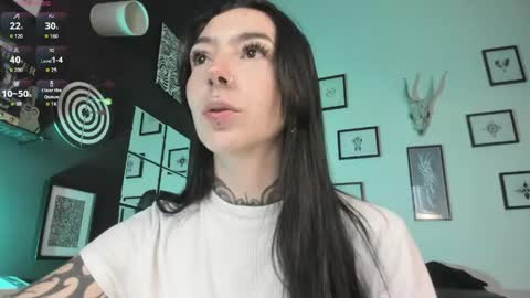 Snapshot of juliet_sourire chatting on June 6, 12:32 pm juliet_sourire online show from June 6, 12:32 pm