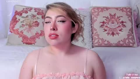Snapshot of julieta_cooper20 chatting on May 7, 4:51 am Juli online show from May 7, 4:51 am