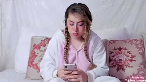 Snapshot of julieta_cooper20 chatting on June 18, 4:35 am Juli online show from June 18, 4:35 am