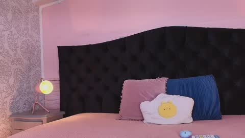 Snapshot of julieta_cortes__ chatting on June 9, 12:17 pm Julieta online show from June 9, 12:17 pm