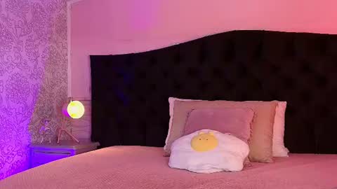 Snapshot of julieta_cortes__ chatting on June 15, 12:29 pm Julieta online show from June 15, 12:29 pm