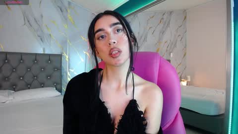 Snapshot of julieta_de_los_angeles chatting on January 22, 9:57 am Julieta online show from January 22, 9:57 am