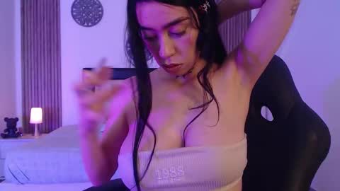 Snapshot of julieta_de_los_angeles chatting on December 18, 2:06 am Julieta online show from December 18, 2:06 am