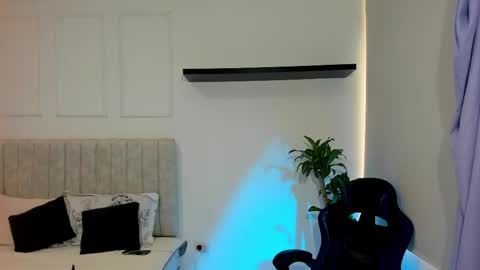 julieta_fn online show from April 30, 8:57 pm