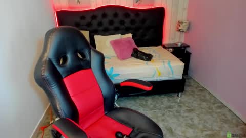 Snapshot of julieth_love_ chatting on November 4, 1:43 pm Julieth online show from November 4, 1:43 pm