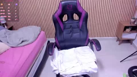 Snapshot of julieth_love_ chatting on May 21, 3:19 pm Julieth online show from May 21, 3:19 pm