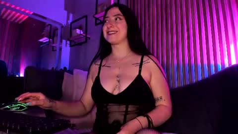 Snapshot of juliethcruz chatting on June 15, 7:27 pm online show from June 15, 7:27 pm