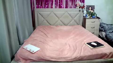 Snapshot of julietkalen chatting on March 9, 9:35 am Julietkitty online show from March 9, 9:35 am