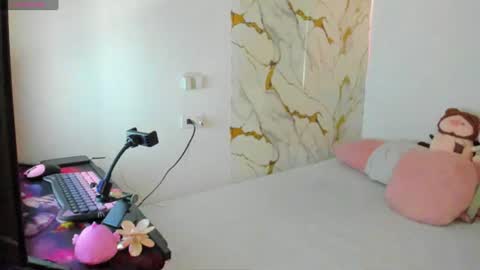 Snapshot of juliette_sweet05 chatting on July 15, 5:07 pm juliette online show from July 15, 5:07 pm