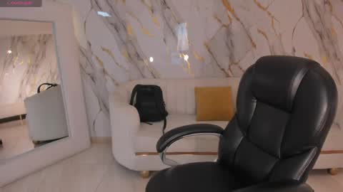 Snapshot of juliettemoreaux chatting on May 15, 9:22 pm Juliette Moreau online show from May 15, 9:22 pm